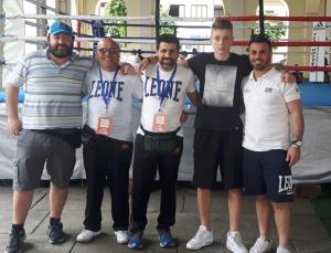 Nella foto: i giovani pugili della boxe Galliate che hanno partecipato all’ultimo criterium e Riccardo Gaio con i tecnici della Boxe Galliate